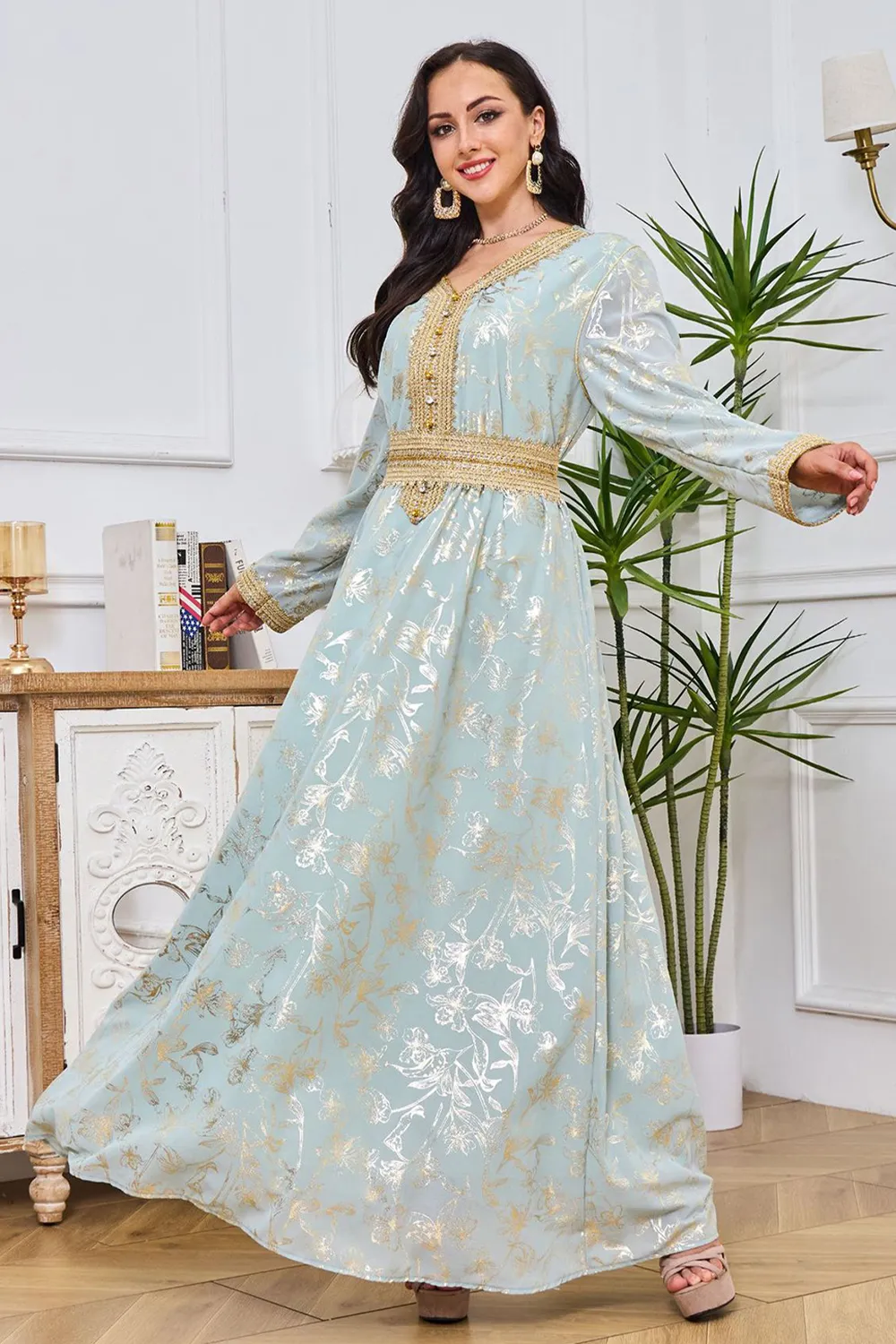 جلابية بأكمام طويلة مزينة بالدانتيل